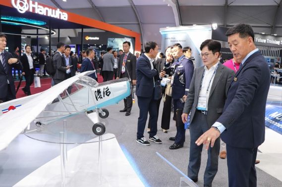 김병수 시장과 한국항공우주 부스를 방문해 살펴보고 있다