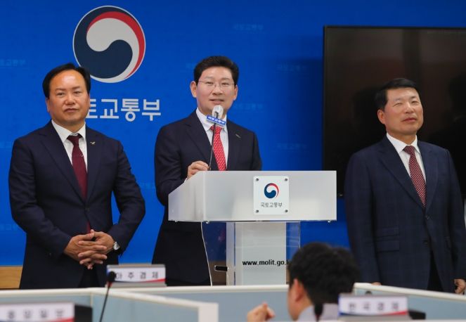 15일 세종시 국토교통부 청사에서 공공주택지구 지정 계획이 발표된 가운데 이상일 용인특례시장이 기자들의 질의에 답변하고 있다