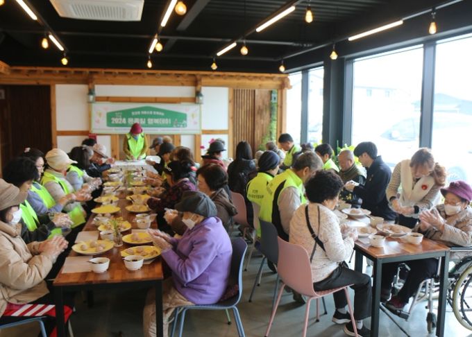 남양주시 남부희망케어센터, 조안면 ‘온종일 행복데이’외식지원행사 진행