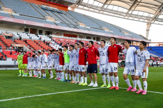 지난 13일 제주 원정경기에서 승리한 김천상무 선수단이 승리 셀레브레이션을 하고 있다.