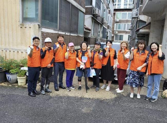 수원시 권선구 금곡동 지역사회보장협의체, 취약계층 위한 방충망 교체 지원