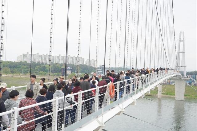 여주 남한강 출렁다리 일일 관광객 11만명 돌파