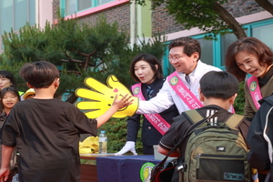 이상일 용인특례시장, 서룡초 통학로 점검하고 교통안전 캠페인 동참