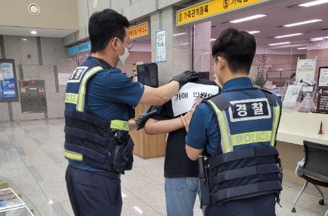 용인시 수지구가 민원인의 폭언, 폭행 등 비상 상황에 대비한 모의훈련을 진행, 경찰관이 가해 민원인을 제압하고 있는 훈련 모습