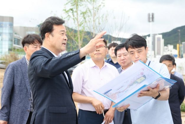 29일 김성제 의왕시장이 훼손지 복구사업에 대한 설명을 듣고 있다.