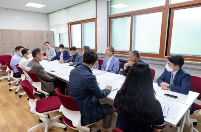 수원특례시장직 인수위원회가 29일 경기도지사직 인수위를 찾아 수원군공항 이전에 대한 간담회를 갖고 건의사항을 전달했다.