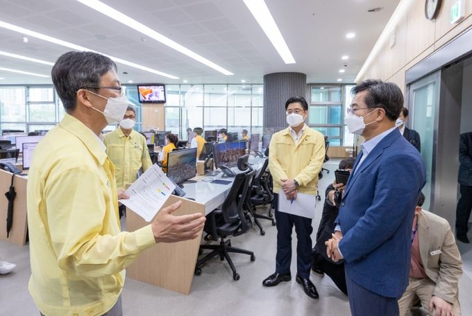 김동연 경기도지사 당선인, 도청 재난상황실 찾아 긴급 상황점검