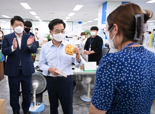 축하의 의미로 ‘피자 쿠폰’ 전달