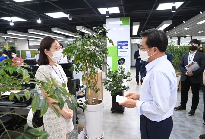 출산 예정 직원 격려