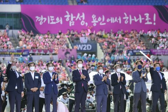 이상일 용인특례시장 등 내빈들이 대회 개회식을 관람하고 있다.