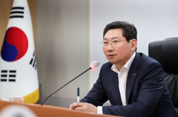 이상일 용인특례시장이 23일 영상회의실에서 남사,이동 국가첨단산업단지 후보지 선정 관련 후속 대책 회의를 주재하고 있다