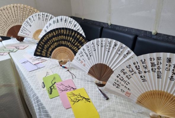 구리시 수택3동, 주민자치센터 서예반 부채전시회 개최