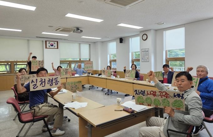 광명시 학온동 통장협의회는 지난 26일 동 행정복지센터에서 탄소중립도시 실현을 위한 ‘학온동 탄소중립 함께 실천 캠페인’을 펼쳤다