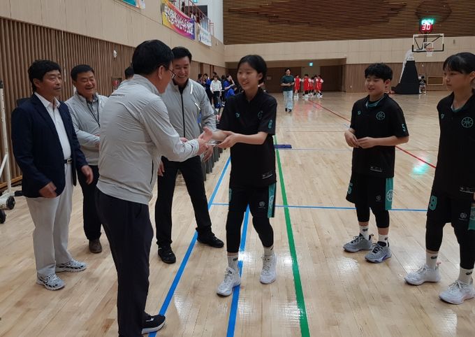 여자 초등부 농구 온양동신초 선수단 격려하는 편삼범 교육위원장
