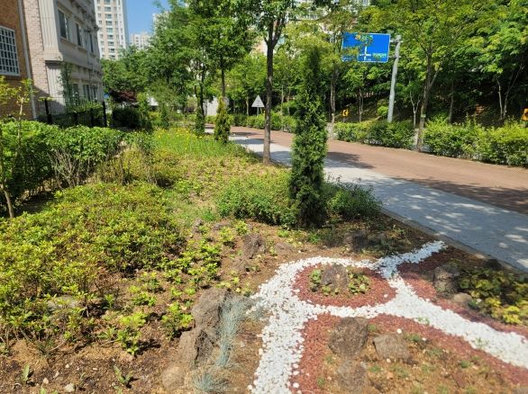 기흥구가 한보라2로 일원에 정원을 조성했다