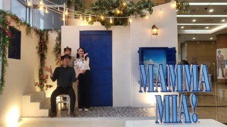 양촌읍 지역사회보장협의체는 지난 26일 저소득 한부모 가정 등 30여 명 가구원과 함께 유명 뮤지컬 ‘맘마미아’를 관람했다. <사진>은 맘마미아를 관람한 양촌읍 주민들이 관람 후 기념사진을 촬영하는 모습이다.