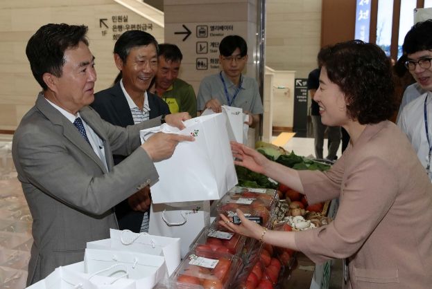 김태흠 충남도지사는 2일 오전 도청에서 개최한 유기데이 친환경 토마토 나눔 행사에 참석해 유기농산물을 전달하고 직원들을 격려했다.