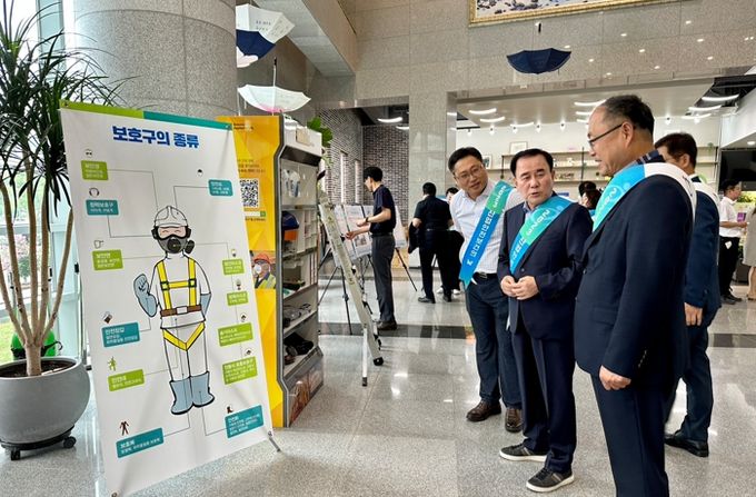 김지철 교육감이 4일 개최한 산업안전보건의 날 행사에서 개인 안전보호구 종류와 착용 방법에 대해 설명하고 있다.