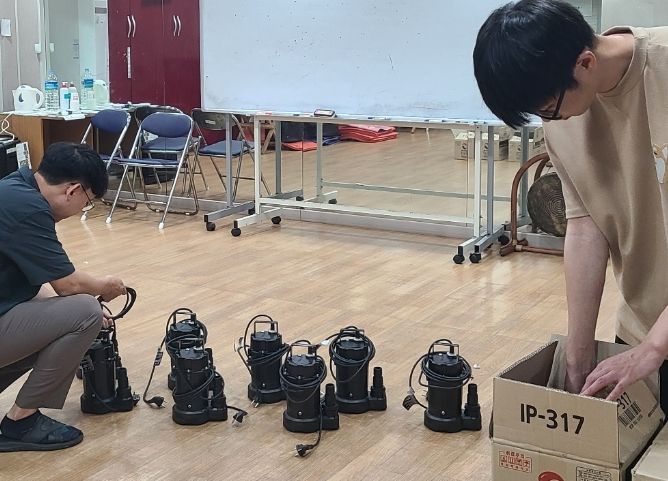 송죽동 행정복지센터 재난 담당 공무원이 추가 확보한 양수기를 점검하고 있다.