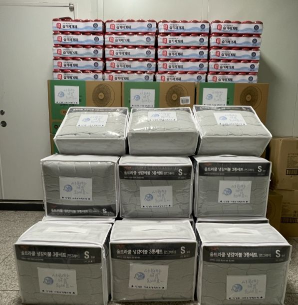 신갈동 지역사회보장협의체가 4일 관내 주거 취약가구에 선풍기, 여름침구세트, 제습제 등 여름용품을 지원했다