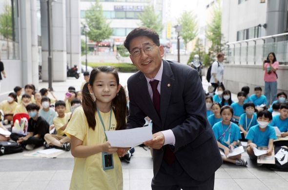 김기정 수원특례시의회 의장, 신영초 학생들로부터 '어린이 환경 캠페인 요구서' 전달받아