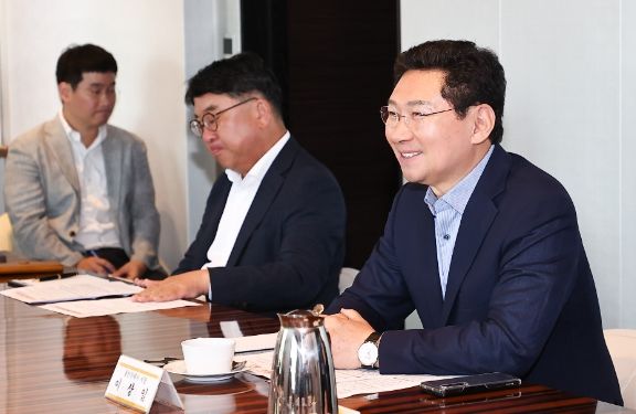 이상일 용인특례시장이 7일 산업자원부 주관 반도체 클러스터 전력공급 대책회의에서 안정적 전력 공급을 위해 최대한 협조하겠다고 말하고 있다