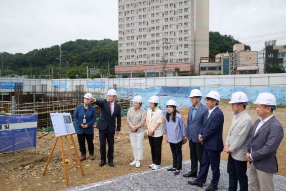 도시건설위원회 위원들이 관계자 등과 의견을 나누고 있다.