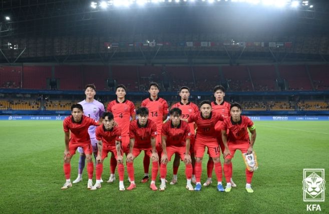 쿠웨이트와 경기에 선발 출전한 아시안게임 남자 대표팀 11명의 모습.
