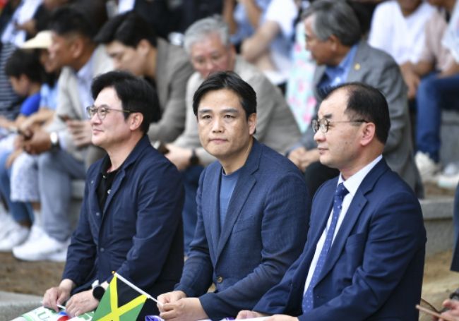 김병수 김포시장, 최영일 김포시외국인주민지원센터장, 이승현 법무부 이민통합과장이 함께 행사를 즐기며 담소를 나누고 있다. (좌측으로부터 김병수 김포시장, 최영일 김포시외국인주민지원센터장, 이승현 법무부 이민통합과장)