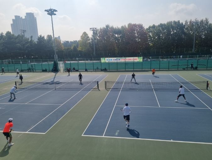 제24회 수원화성배 전국 동호인 테니스 대회에서 참가자들이 경기를 펼치고 있다