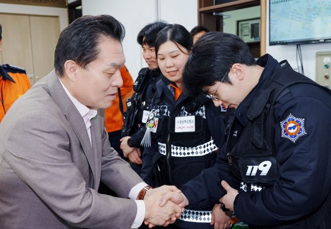 이재준 수원시장이 10일 수원남부소방서를 찾아 근무자들을 격려하고 있다