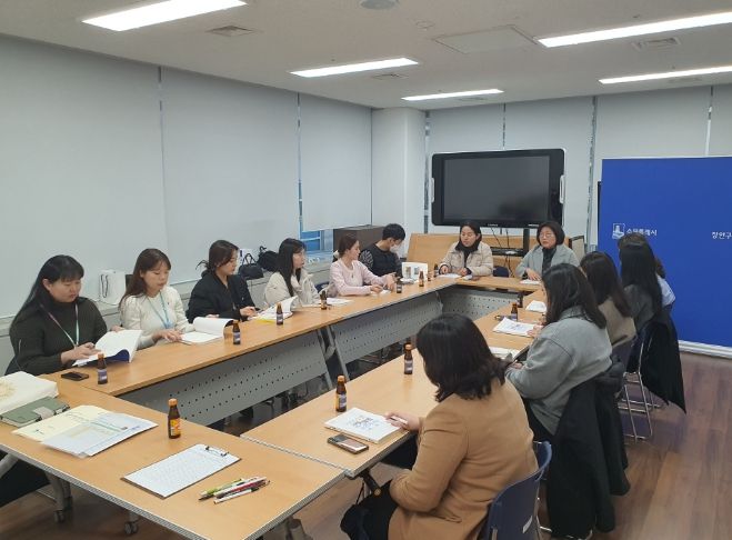 수원시가 돌봄플래너를 대상으로 수원새빛돌봄 교육을 하고 있다.