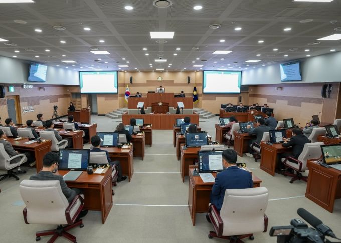 아산시의회 제247회 임시회 제2차 본회의 장면