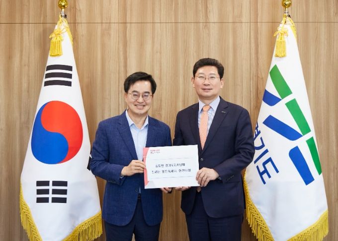 이상일 용인특례시장이 12일 김동연 경기도지사를 만나 시의 현안을 해결하기 위한 지원을 요청하고 관련 자료를 전달했다.