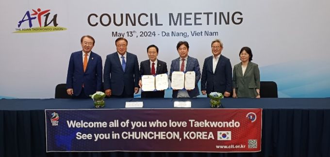 왼쪽부터 아시아태권도연맹 감사 김영갑, 부회상 김상진, 회장 이규석, (재)춘천레저태권도조직위원회 집행위원장 백창석, 부위원장 이상민, 사무국장 김경애