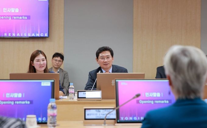 이상일 용인특례시장이 23일 미국 플로리다주 오세올라 카운티 대표단과 간담회에서 인사말을 하고 있다