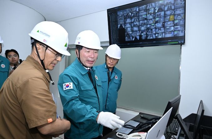 백경현 구리시장, 8호선 연장 영업 시운전 현장 살펴-역무실