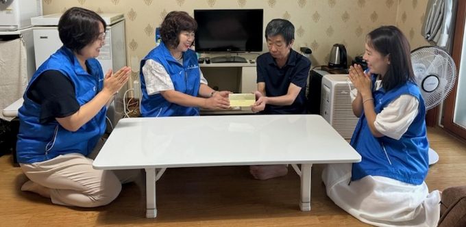 처인구 모현읍 지역사회보장협의체가 9일 저소득층 20가구에 농촌사랑상품권을 전달했다