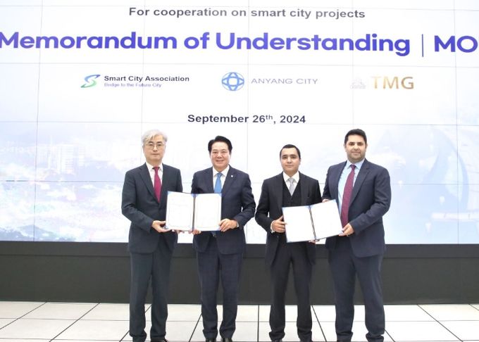 26일 안양시 스마트도시통합센터에서 열린 누어 스마트시티 업무협약식에서 안양시·이집트TMG·스마트도시협회 참석자들이 기념촬영을 했다.(왼쪽부터 황귀현 스마트도시협회 전무, 최대호 안양시장, 모하메드 히샴(Mohamed Hisham) TMG 대표, 모하메드 살라(Mohamed Salah) TMG 부사장)
