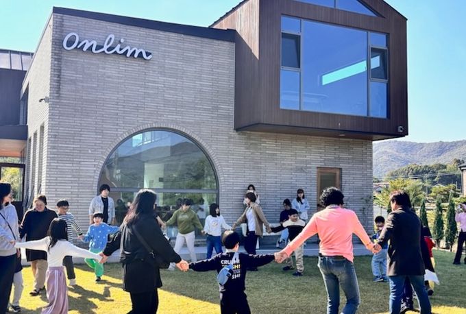 용인특례시는 3회에 걸쳐 드림스타트 대상 아동 중 ADHD와 지적장애가 있는 10명을 대상으로 치유농장 체험 프로그램을 진행했다