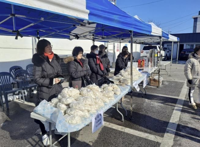 포천시 관인면 여성농업경영인회, ‘쌀 소비촉진 및 사랑의 떡’ 판매 행사 성료