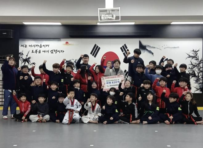 코리아태비태권도, 광주시 탄벌동에 라면 620개 기탁