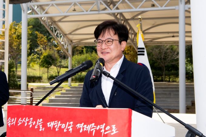 소상공인 우수상품 판매전에서 인사말을 하고 있는 김병수 시장