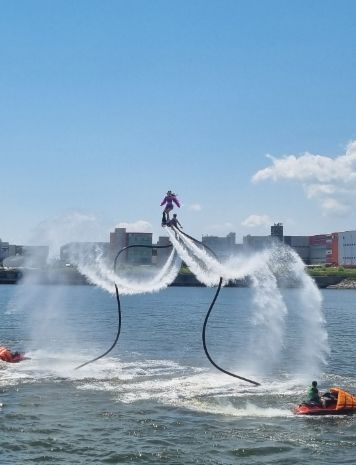 평소 시민들이 즐기기 어려운 수상레저를 즐기는 모습