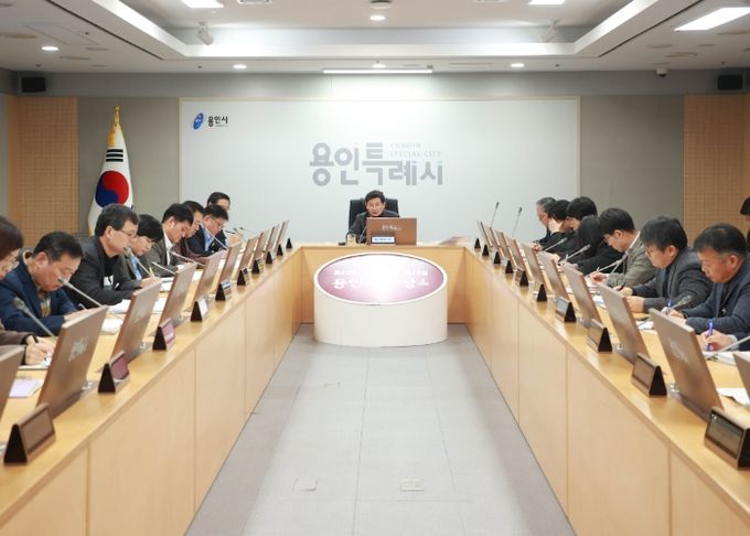 이상일 용인특례시장이 17일 열린 간부공무원 회의에서 '시민체감 생활밀착형' 행정의 중요성을 강조하고, 원활한 사업 추진을 참석자들에게 주문했다.