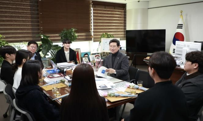 24일 용인특례시청 시장실에서 이상일 시장이 용인학 우수학생들과 환담을 나누고 있다