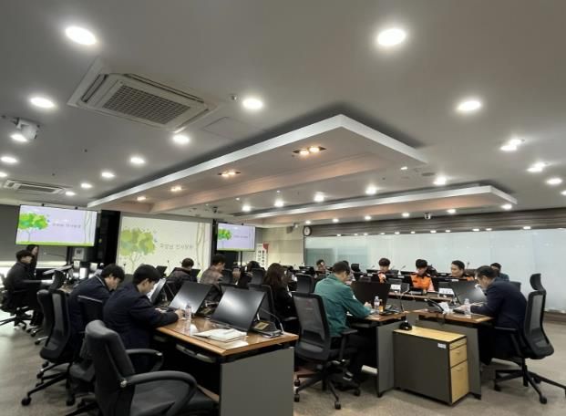 용인특례시는 26일 시청 재난상황실에서 봄철 산불 예방을 위한 관계기관 대책 회의를 개최했다