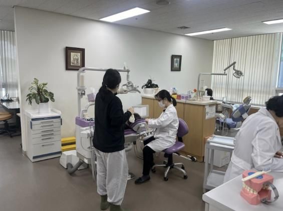 웰에이징 프로그램 참여자가 구강 검진을 받고 있다