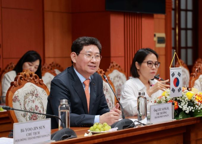 이상일 용인특례시장과 시 대표단은 26일(현지시각) 오전 베트남 꽝남성청에서 레반중(Lê Ván Dũng) 꽝남성 인민위원회 위원장(꽝남성장) 등 꽝남성 고위 관계자들과 간담회를 갖고 양 도시의 교류협력 방안을 논의했다