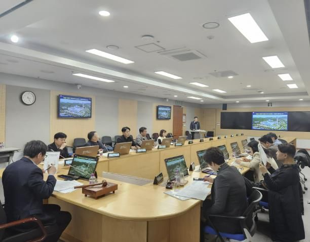 지난 26일 용인특례시청 영상회의실에서 열린 '2025년 적극행정위원회' 회의 모습